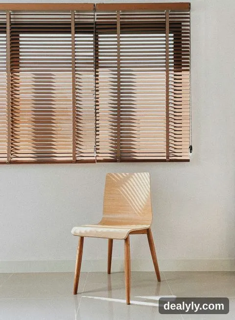 Chaise en bois clair - 1